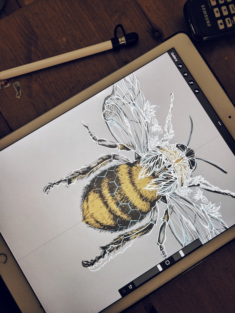 Bee Graphic Tee - Lightweight Signature Tee